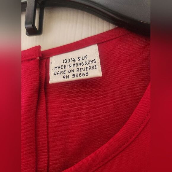 Vtg WTC 6 Red 100% SILK Shrtslvs Folds Buttons on the Back Women’s Top Blouse - Picture 6 of 10